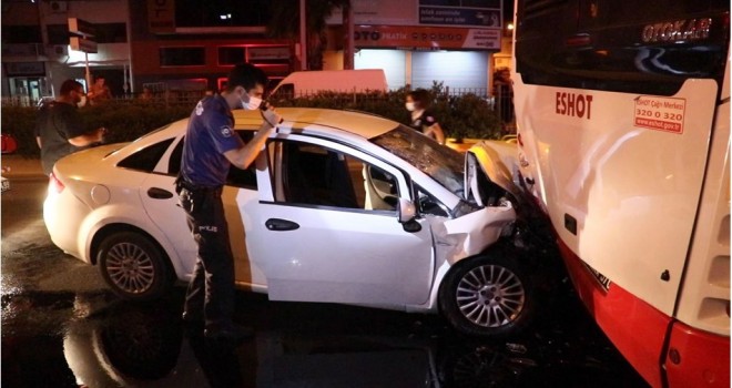Karşıyaka'da otomobil, belediye otobüsüne çarptı 2'si çocuk 4 yaralı