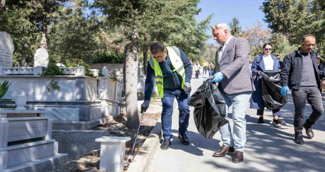 Başkan Tugay İzmirlilerle Örnekköy Mezarlığı'nda çevre temizliği yaptı