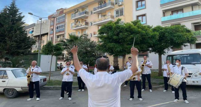 Karşıyaka Belediye Bandosu mahalle konserlerine başladı