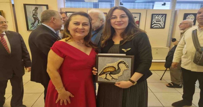 Karşıyakalı sanatçı Şükriye Işıkal’ın mozaik sergisi Paris’te sanatseverlerle buluştu