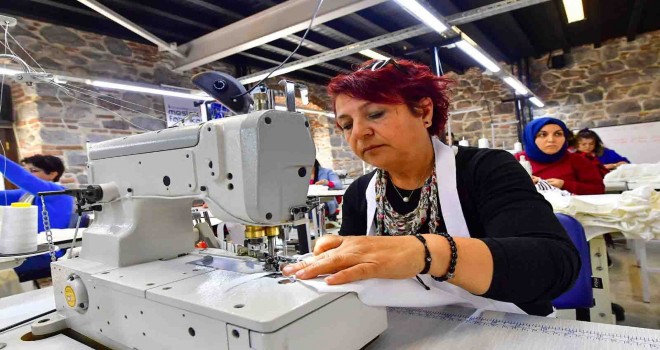 Meslek Fabrikası'nda depremzedeler için iç çamaşırı üretiliyor
