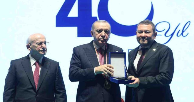 Erdoğan'dan Karşıyakalı iş insanı Nazım Torbaoğlu'na plaket