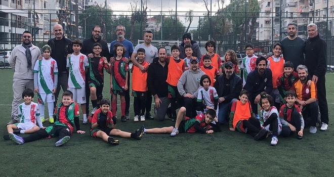 Bostanlıspor’da minik futbolcular babalarına karşı mücadele etti...