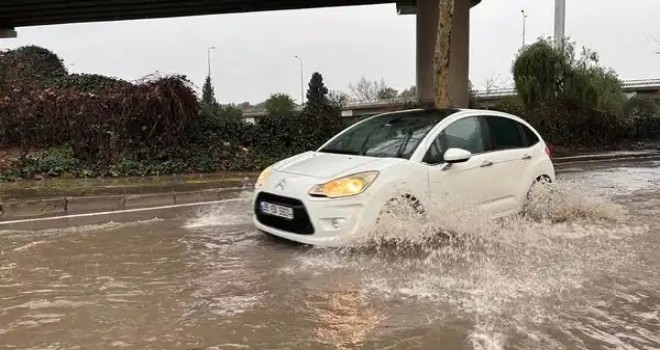 İzmir'i sağanak yağış vurdu...