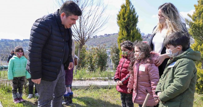 Bucalı minikler Başkan Kılıç ile fidan dikti