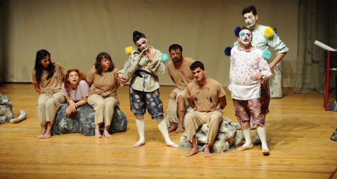 Karşıyaka Belediye Tiyatrosu ''Vahşi Komedi'' ile perde açtı