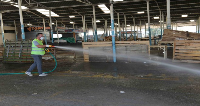 Çiğli pazar yerlerinde detaylı temizlik ve dezenfekte