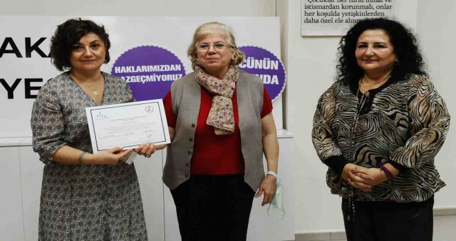 Karşıyaka'da haklarını öğrenen kadınlar sertifikalarını aldı