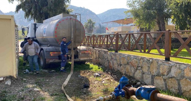 Deprem bölgesindeki su sorunu için İzmir Büyükşehir Belediyesi ekipleri devrede