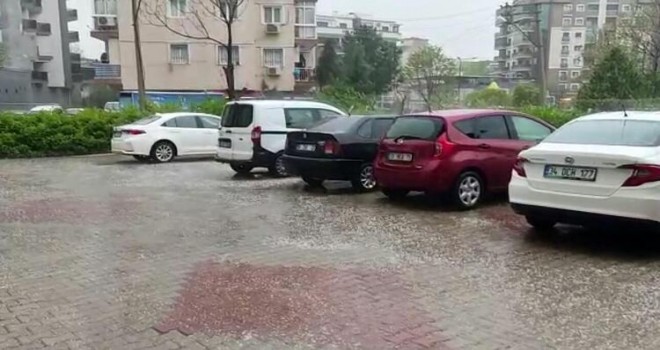 Karşıyaka'da dolu etkili oldu