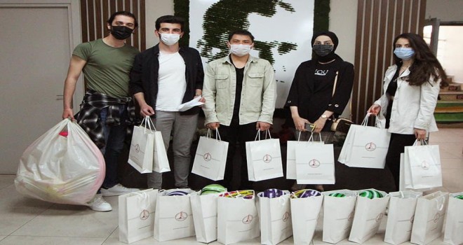 Öğrenciler 22 çocuğu sevindirdi