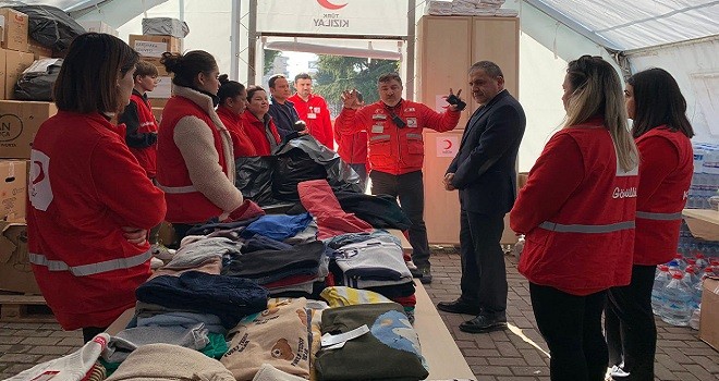 Kaymakam Demir, Kızılay Karşıyaka çadırını inceledi