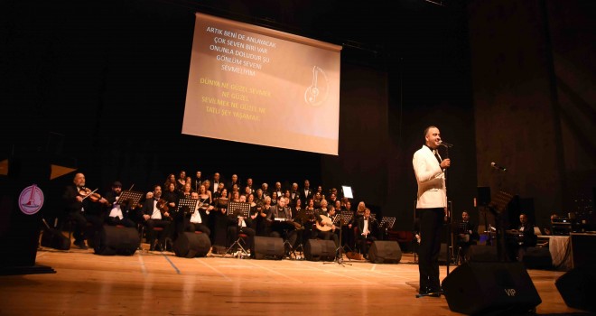 Sahnelerin beyefendisi 20. yılında da ayakta alkışlandı