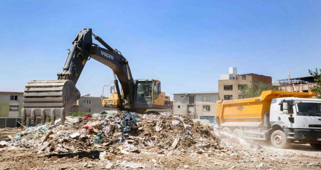 Buca’da 5 bin 400 tonluk moloz dağına neşter