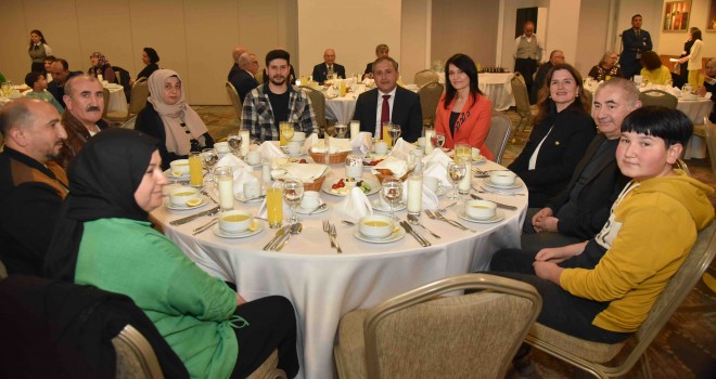 Karşıyaka Protokolü şehit ve gazi aileleri ile birlikte iftar yaptı