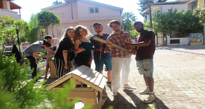 Gençler çevre nöbetinde