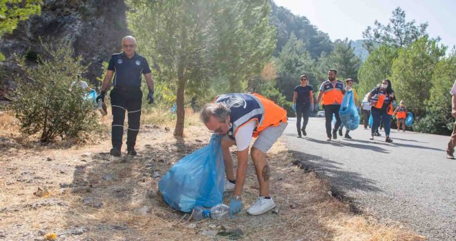 Ormanlık bölgelerden torbalarca atık toplandı
