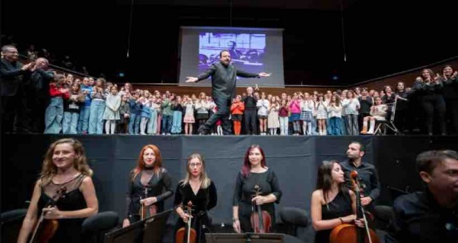 ''Sensin Atatürk'' ayakta alkışlandı