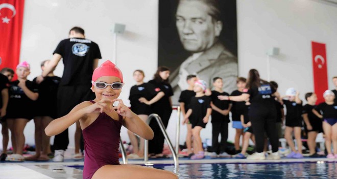 Geleceğin şampiyon yüzücüleri Aliağa’da Atatürk için yarıştı