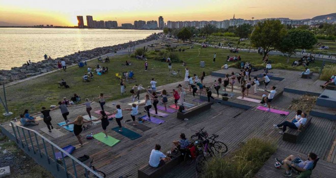 Karşıyaka’da gün batımında yoga buluşması