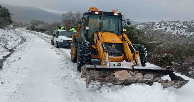 Bergama Belediyesi kar mesaisini sürdürüyor