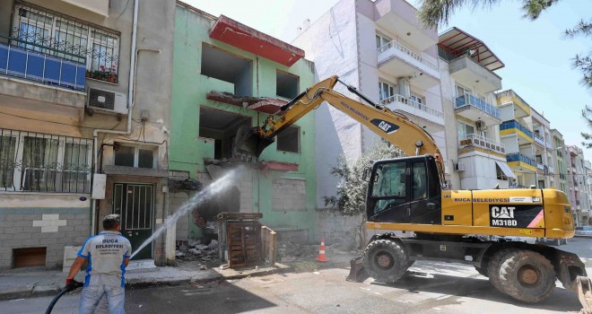 Buca’da metruk binalar haritadan siliniyor