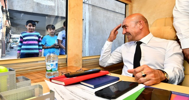 Başkan Tunç Soyer makam odasını minibüse yükledi