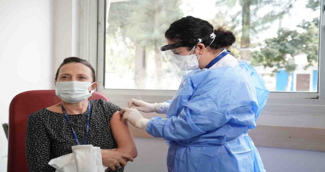 Ege’de sağlık çalışanları koronavirüse karşı aşı olmaya başladı