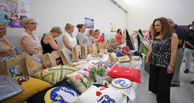 Karşıyaka'da kadınların el emeği sergisi açıldı