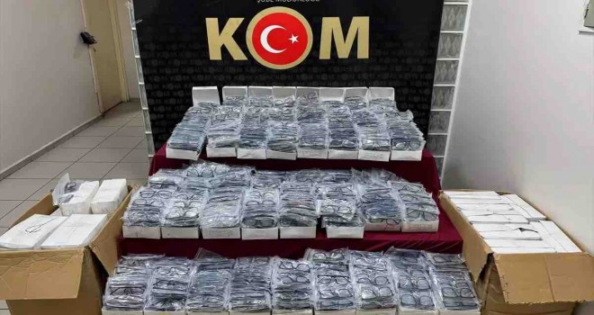 Karşıyaka'da 14 bin gümrük kaçağı gözlük ele geçirildi