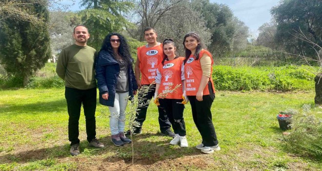 Egeli gençler zeytin fidanlarını toprakla buluşturdu