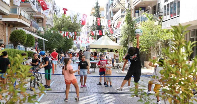 Karşıyaka’da yaşam sokağa taşıyor