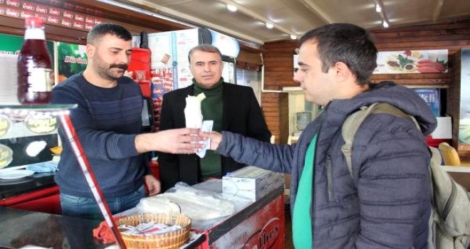 Karşıyaka'da esnaf öğrencilere sahip çıkıyor