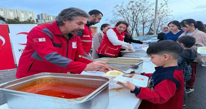 Kızılay Bayraklı Ramazan’da ihtiyaç sahiplerinin yanında