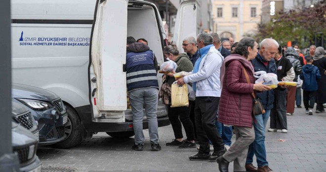 Kemeraltı'nda iftara izin çıkmadı, 4 bin kişilik yemek paket olarak dağıtıldı