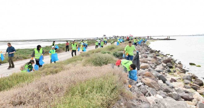 Çiğli kıyı şeridi dip bucak temizlendi