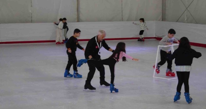 Öğrenciler buz pistinde kayma deneyimi yaşadı