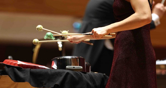 İzmir Devlet Senfoni Orkestrası’na tencere ve tava ile eşlik etti