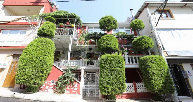 Buca’nın balkonları yarışıyor