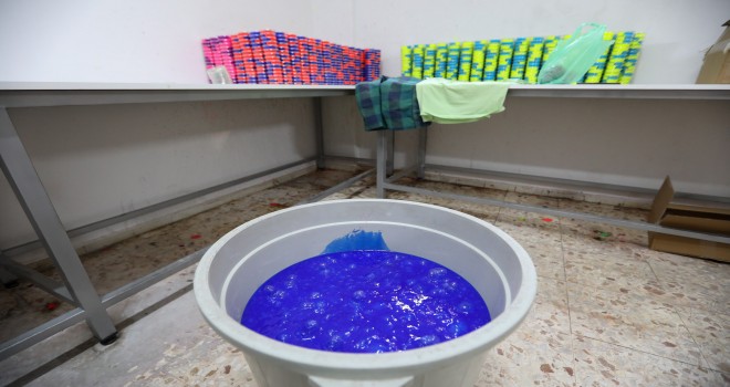 Çocukları yapışkan tehlikeden korudular