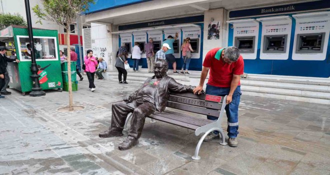 Bir Baba Hindi Mustafa'nın heykeli eski yerinde