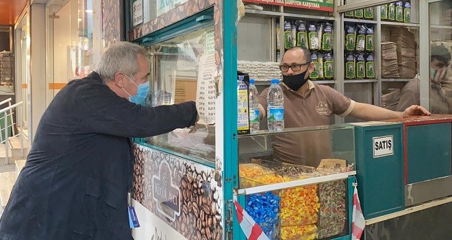 CHP Karşıyaka İlçe Başkanlığı esnafa broşür dağıttı