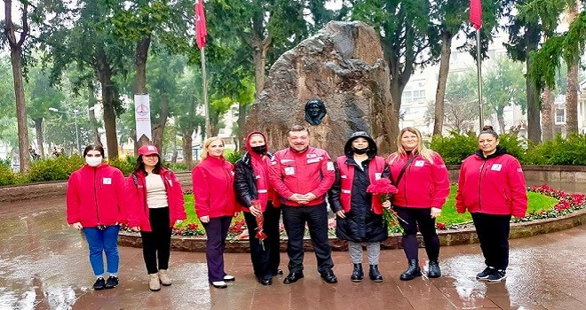 Karşıyaka Kızılay ekibi 8 Mart'ı kutladı