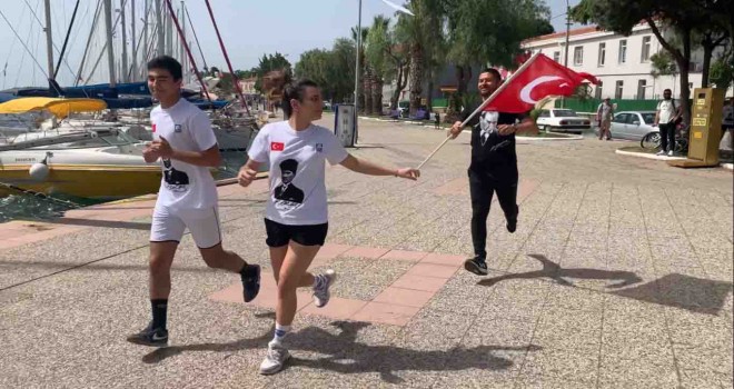 Başkan Gürbüz ile Foçalı gençler Atatürk'e saygı için koştu