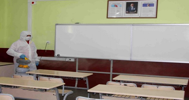 Ödemiş Belediyesi sınav merkezlerini dezenfekte ediyor