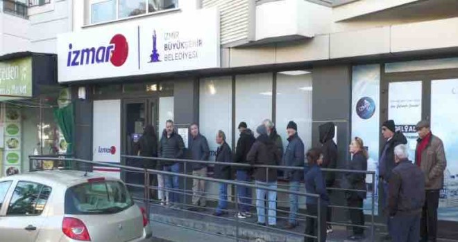 İZMAR'ın önünde Ramazan kuyruğu