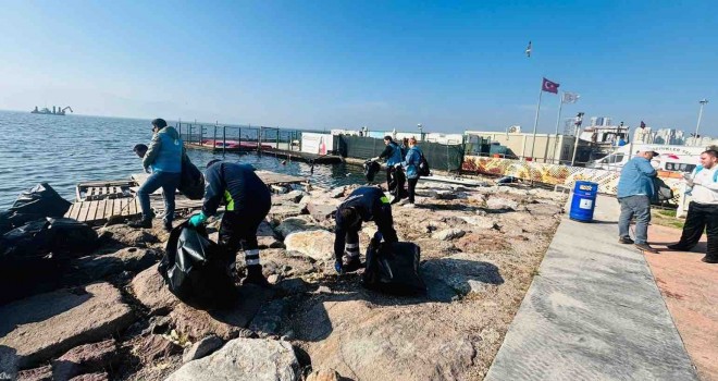 Doğaseverler Karşıyaka'da kıyı temizliği yaptı
