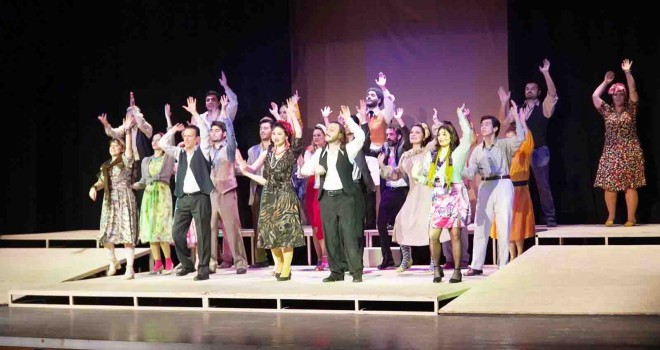Karşıyaka Belediye Tiyatrosu perdelerini açtı