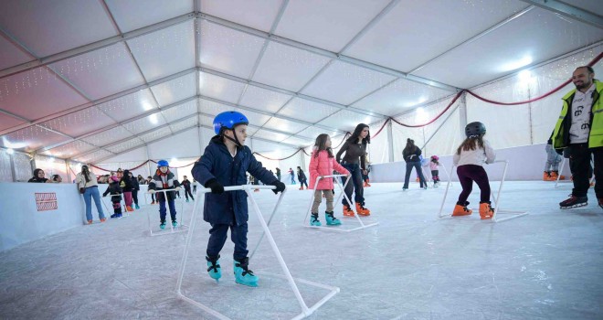 Bostanlı ve Kültürpark'taki buz pistlerine yoğun ilgi