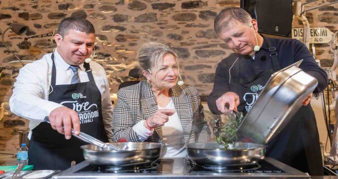 Başkan Tugay Tire’de mutfağa girdi, yemek yaptı